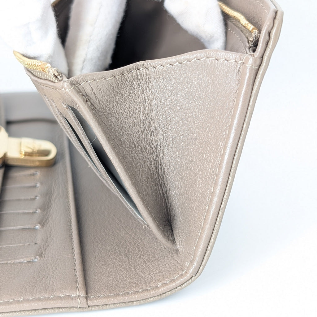 Louis Vuitton Amelia Wallet Mahina Leder Taupe