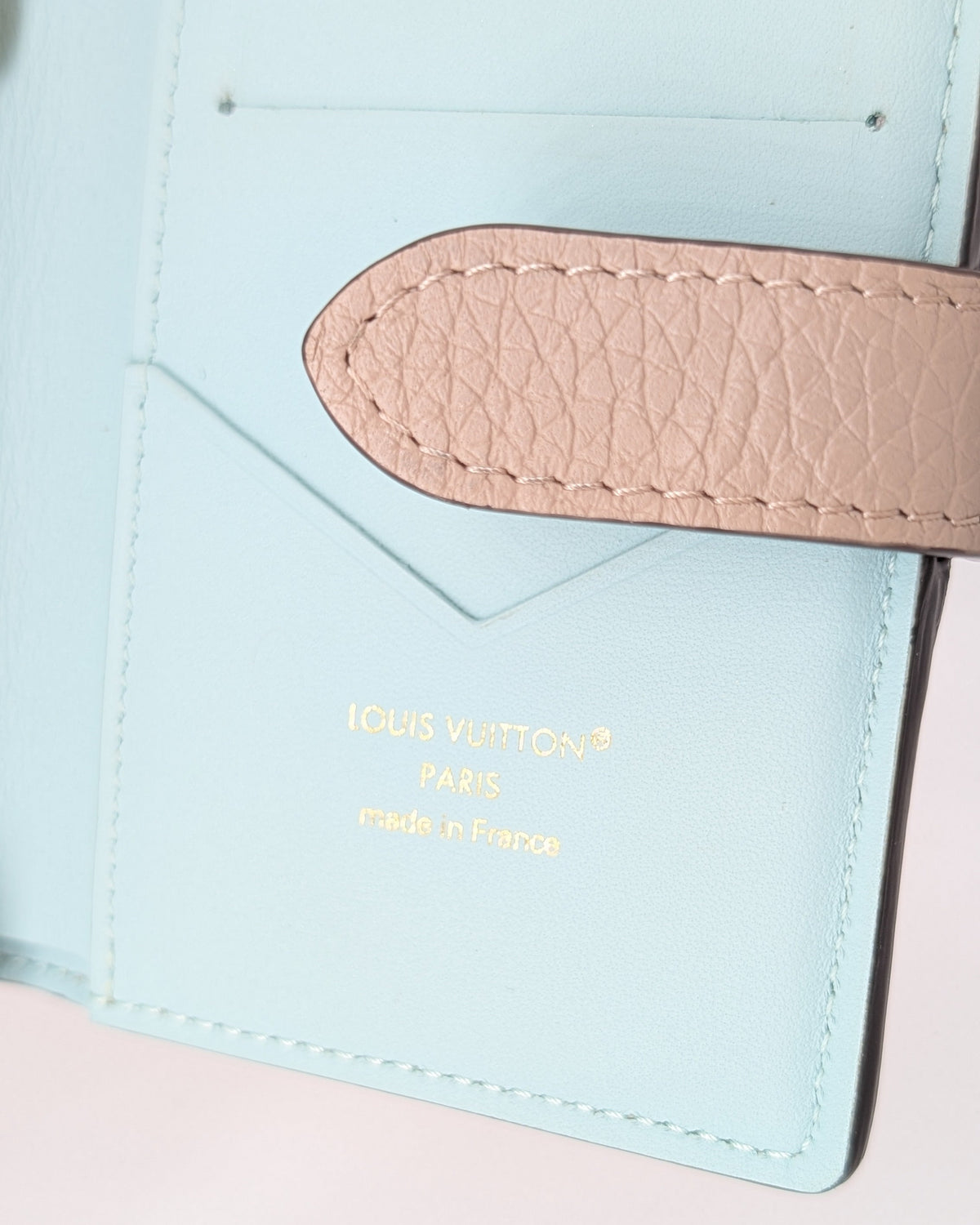 Louis Vuitton LV Vertical Compact Wallet Taurillon Leder