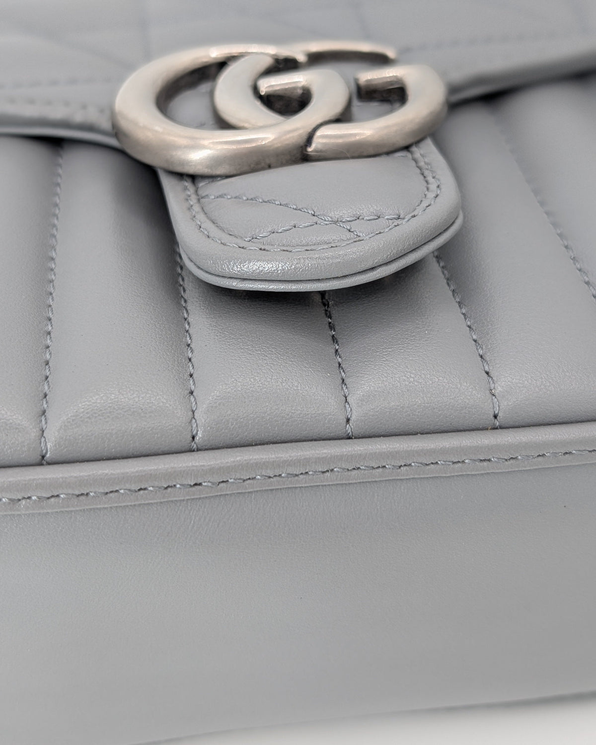 Gucci GG Marmont Monochrome Top Handle Flap Mini Grau