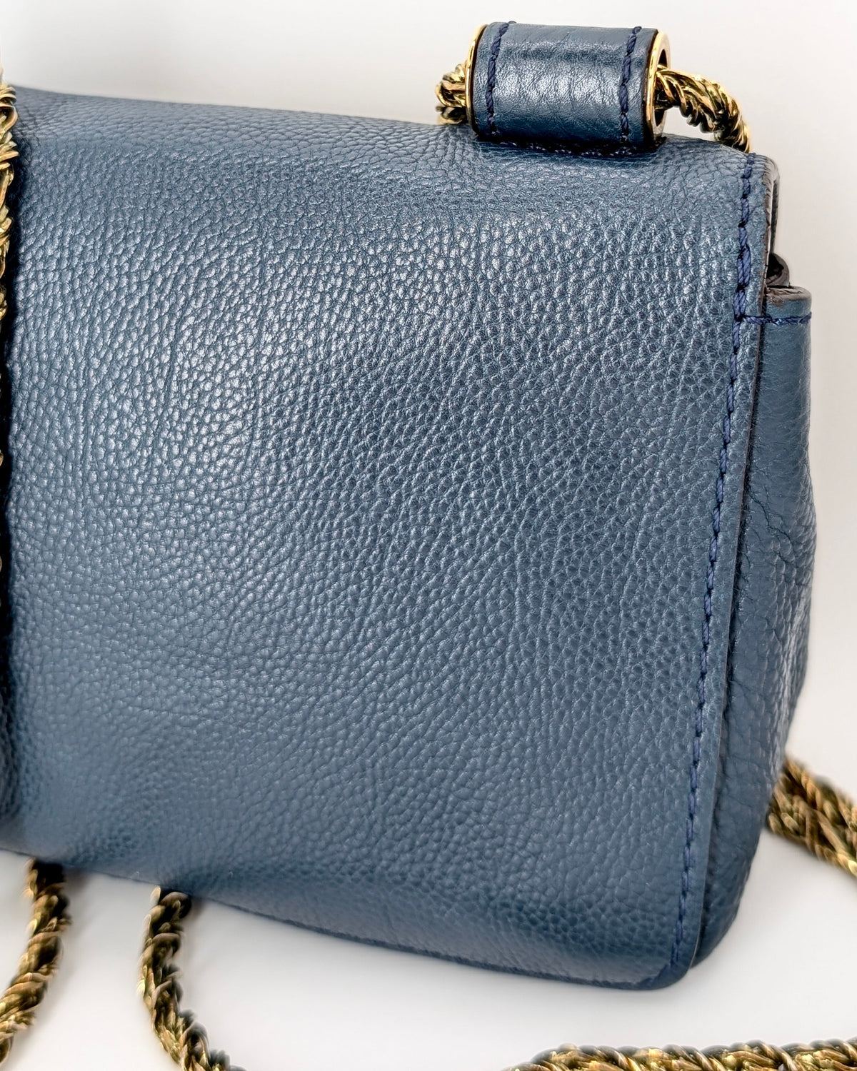 Chloé Mini Elsie Crossbody Bag aus blauem Leder