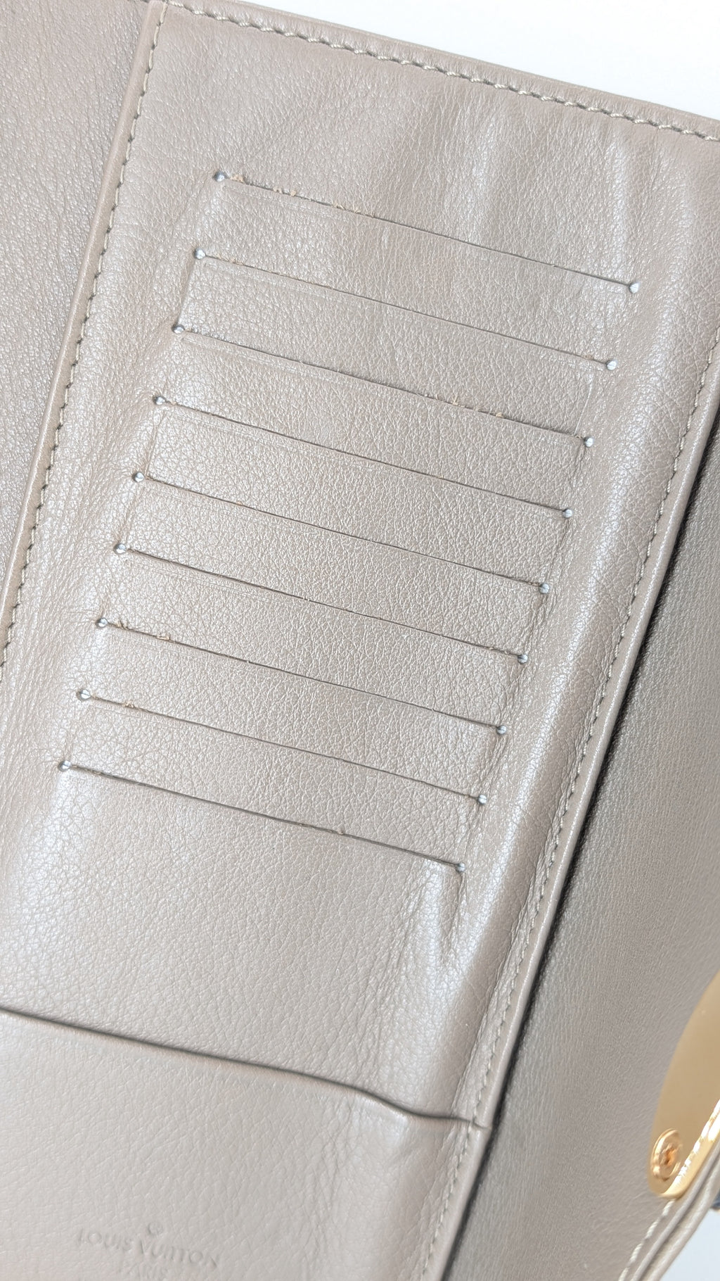 Louis Vuitton Amelia Wallet Mahina Leder Taupe