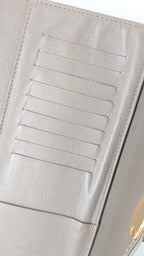 Louis Vuitton Amelia Wallet Mahina Leder Taupe