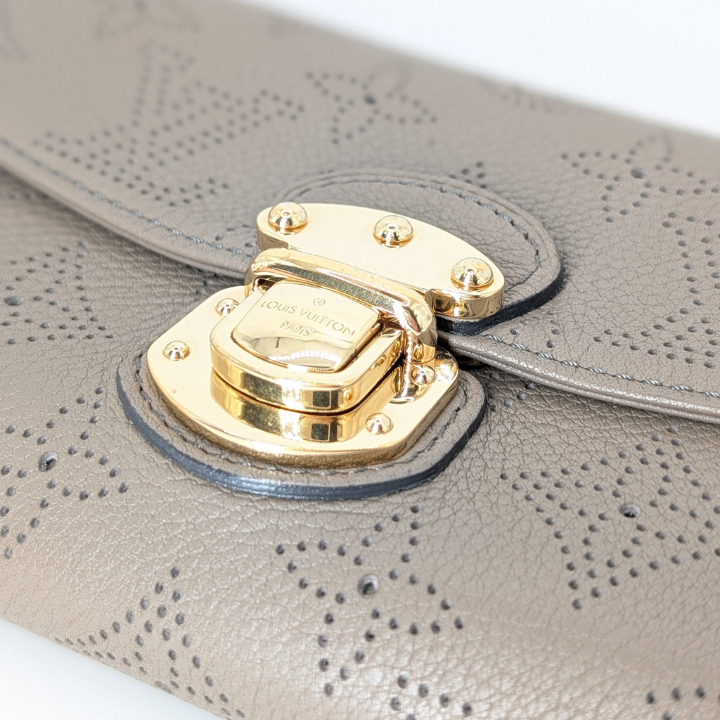 Louis Vuitton Amelia Wallet Mahina Leder Taupe