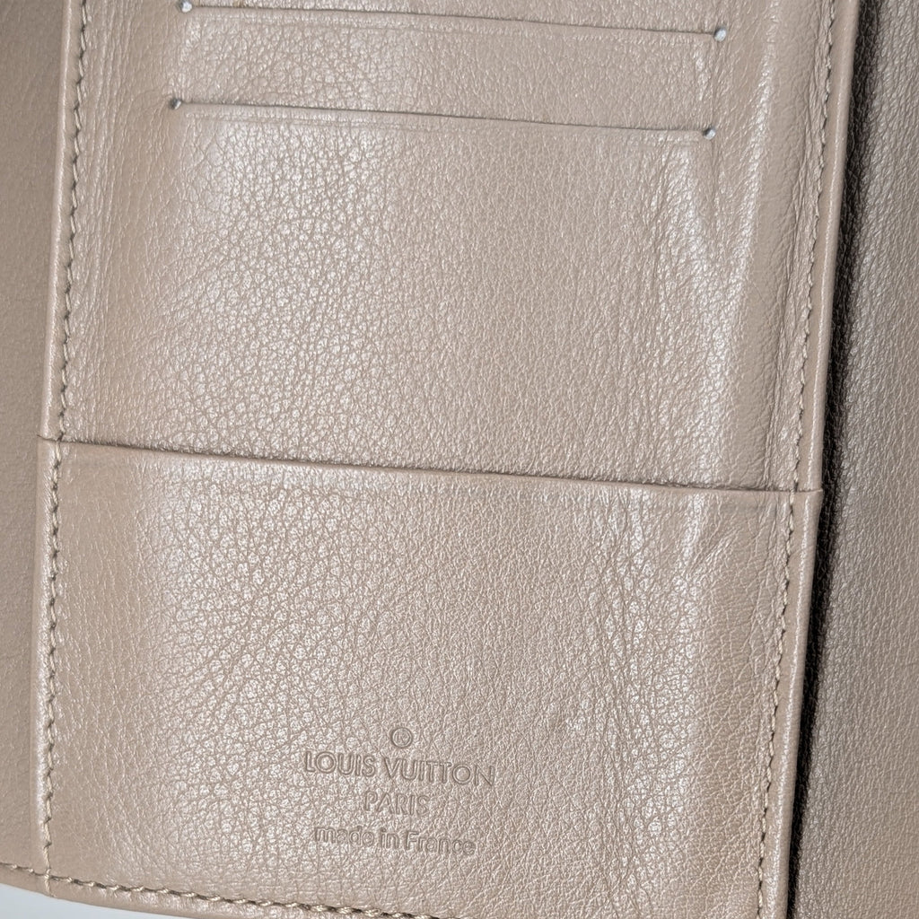 Louis Vuitton Amelia Wallet Mahina Leder Taupe