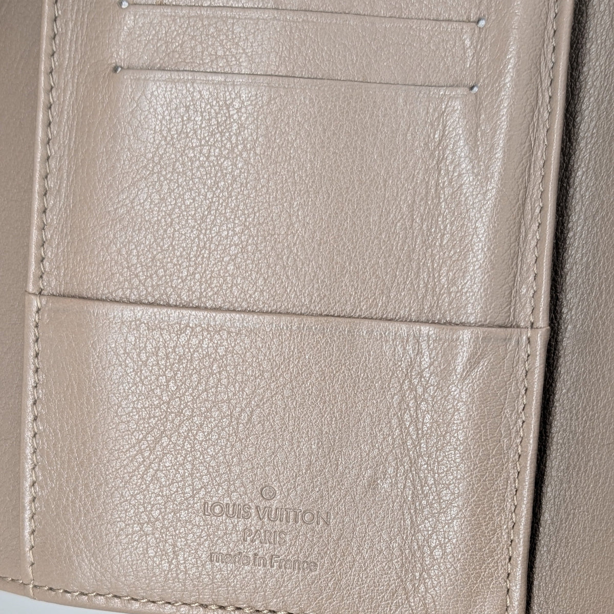 Louis Vuitton Amelia Wallet Mahina Leder Taupe