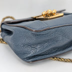 Chloé Mini Elsie Crossbody Bag aus blauem Leder