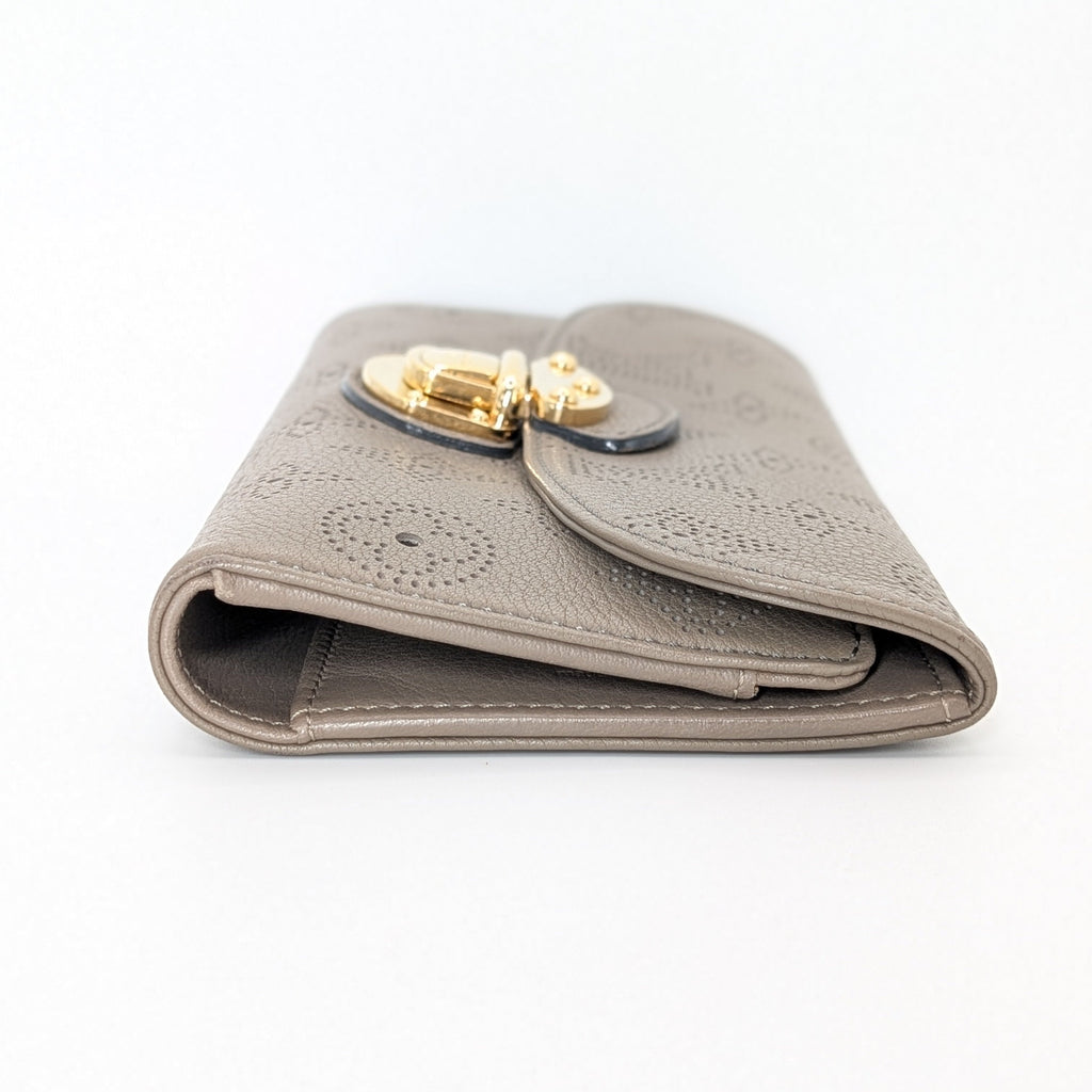 Louis Vuitton Amelia Wallet Mahina Leder Taupe