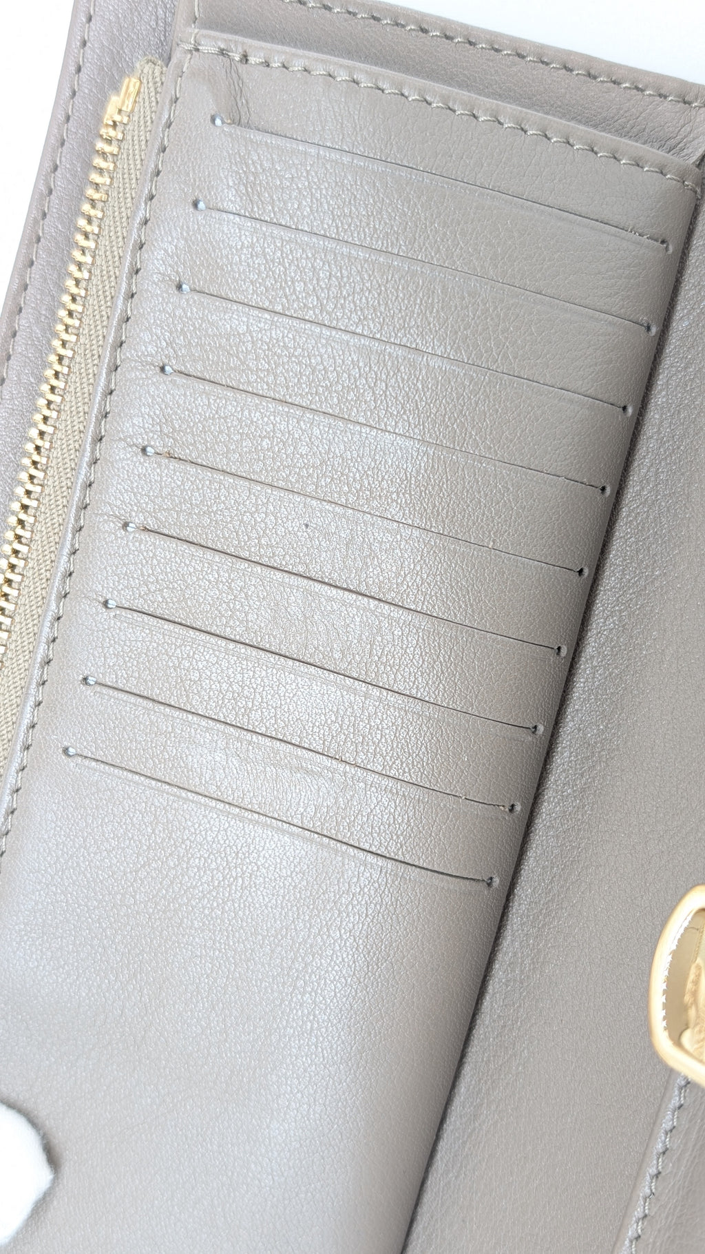 Louis Vuitton Amelia Wallet Mahina Leder Taupe