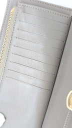 Louis Vuitton Amelia Wallet Mahina Leder Taupe