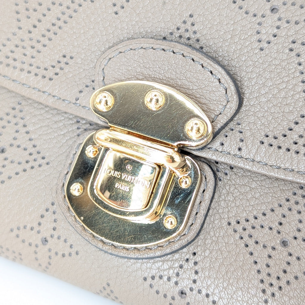 Louis Vuitton Amelia Wallet Mahina Leder Taupe