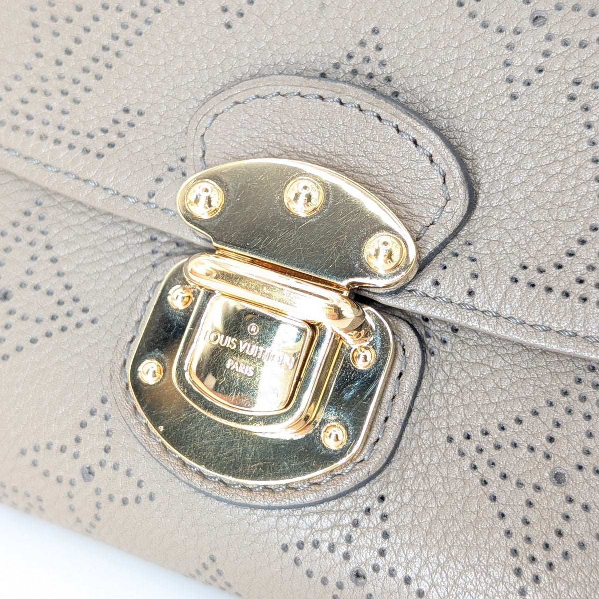 Louis Vuitton Amelia Wallet Mahina Leder Taupe