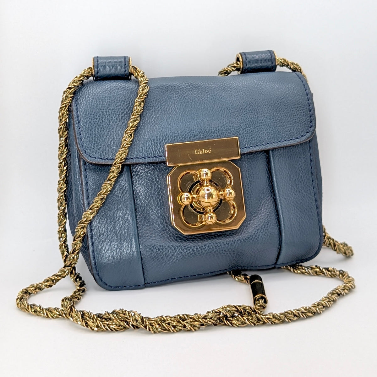 Chloé Mini Elsie Crossbody Bag aus blauem Leder