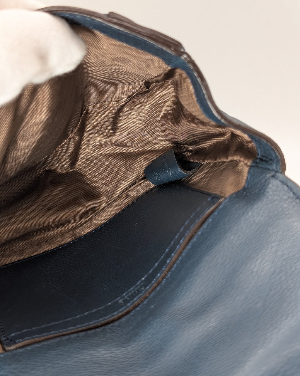 Chloé Mini Elsie Crossbody Bag aus blauem Leder