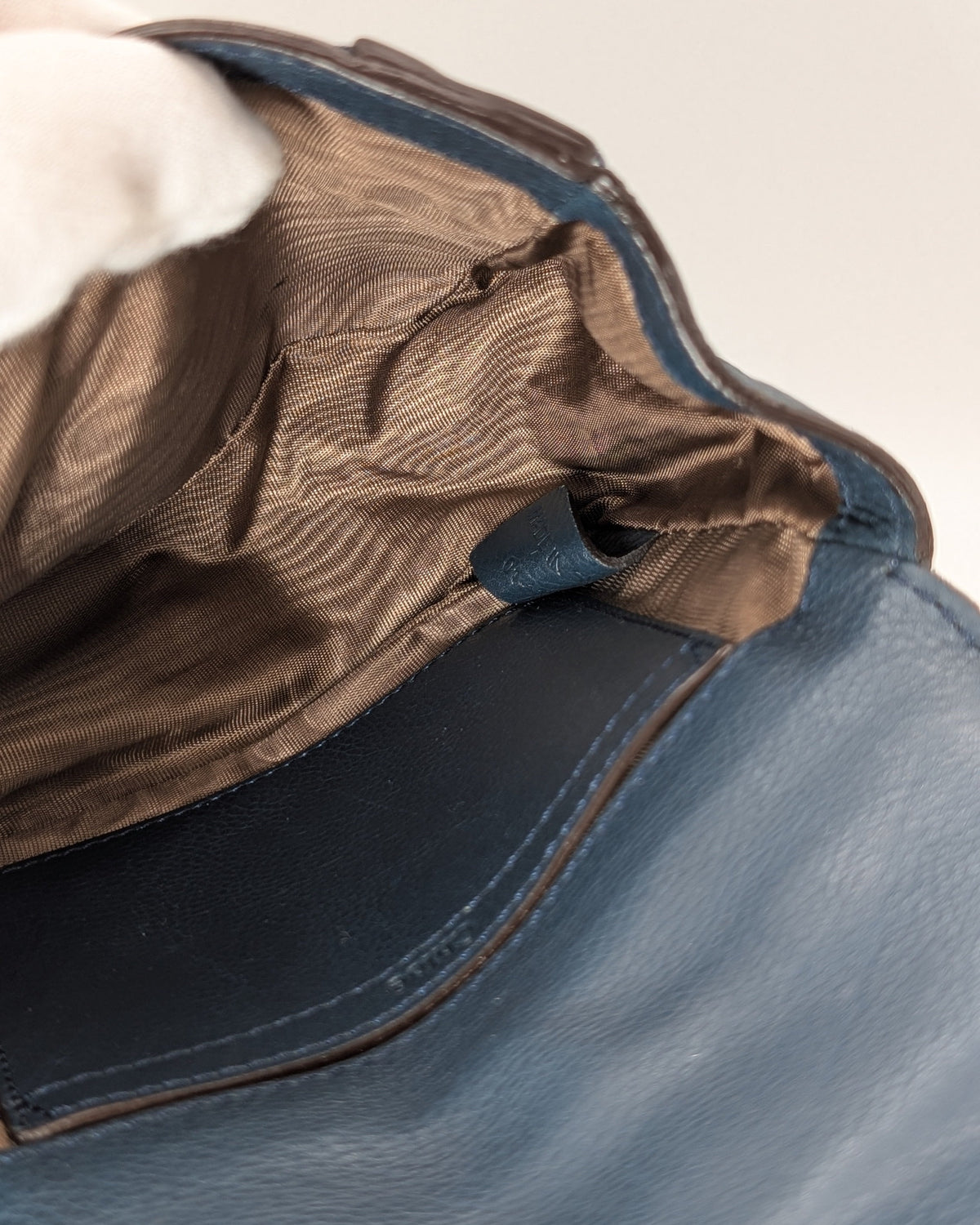 Chloé Mini Elsie Crossbody Bag aus blauem Leder