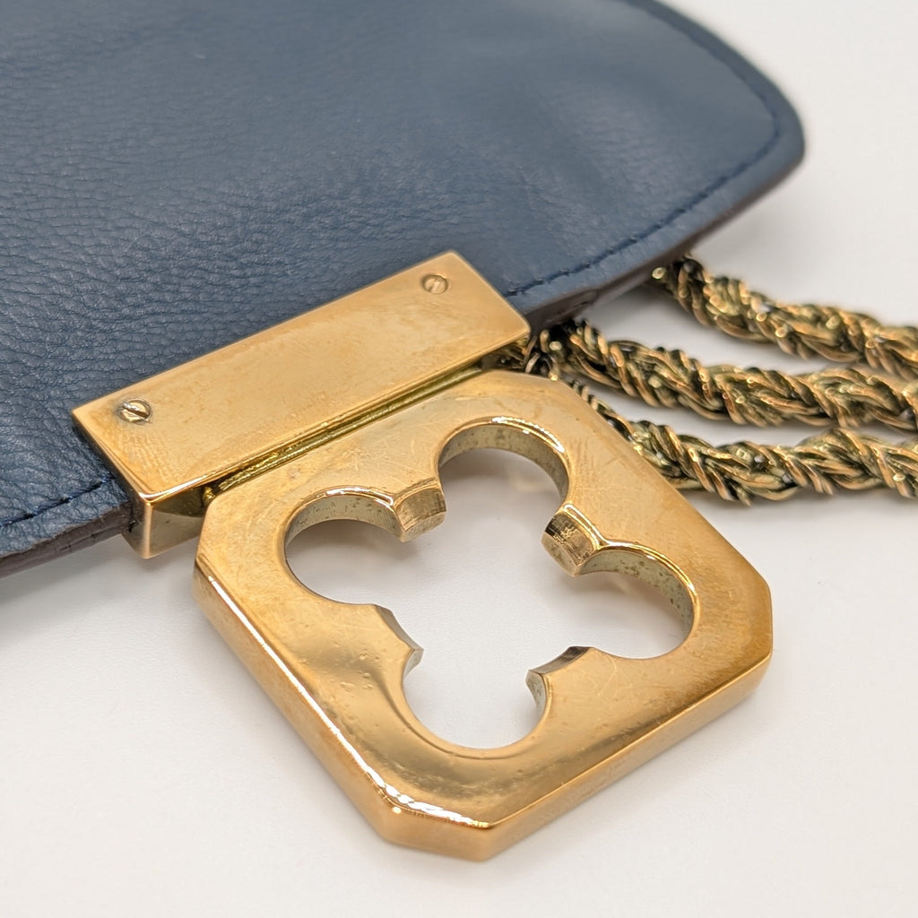 Chloé Mini Elsie Crossbody Bag aus blauem Leder