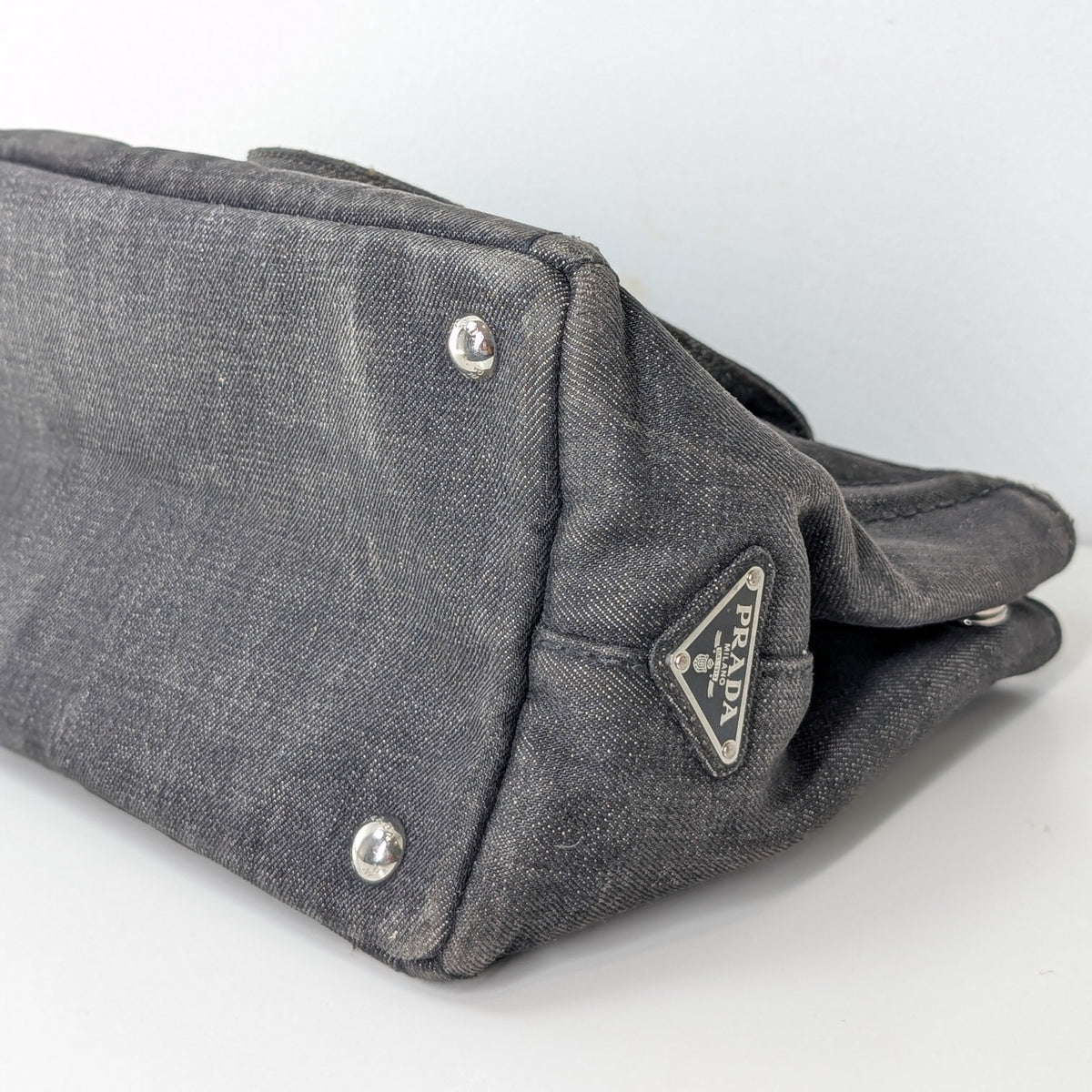 Prada Canapa Small Tote Bag aus anthrazitfarbenem Denim