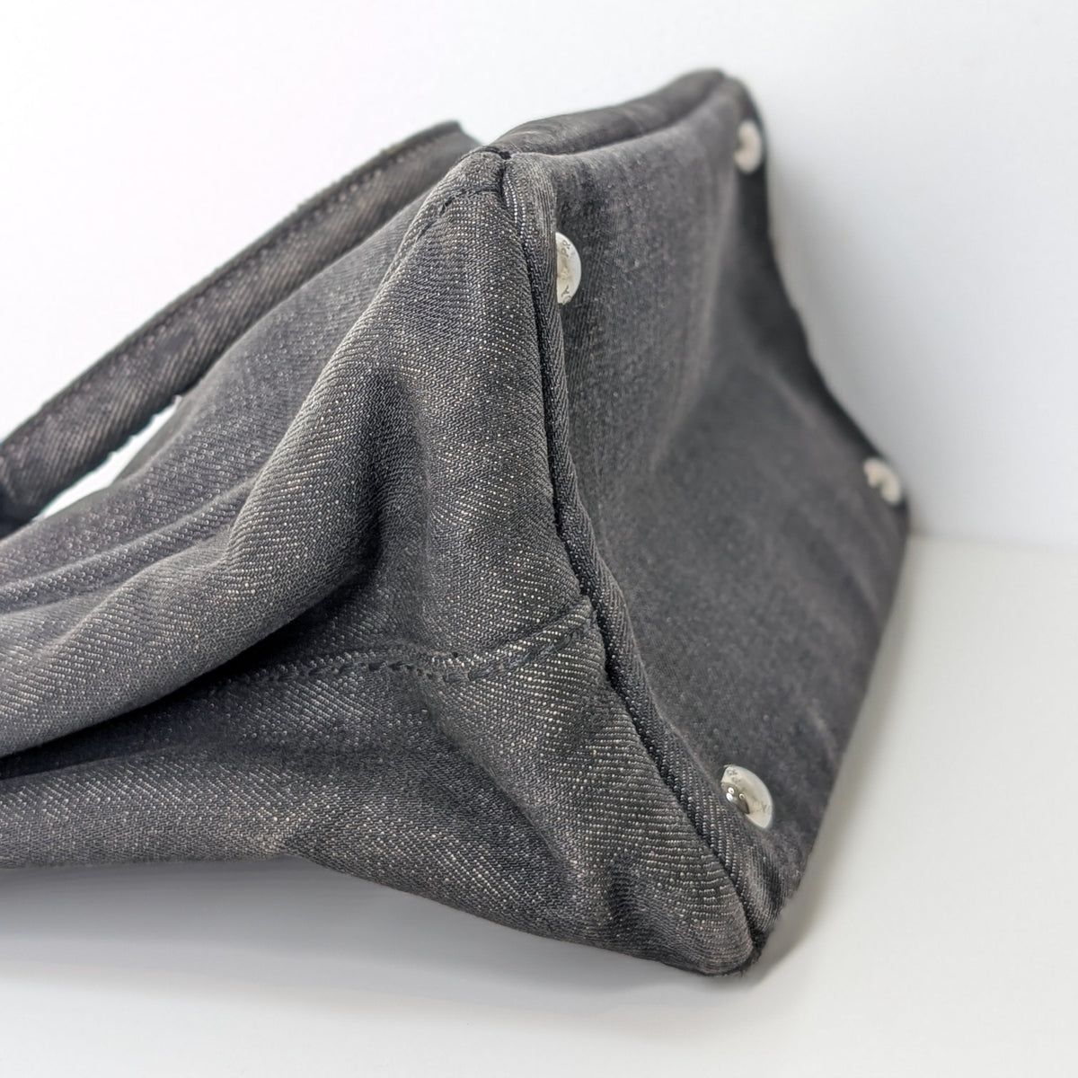 Prada Canapa Small Tote Bag aus anthrazitfarbenem Denim