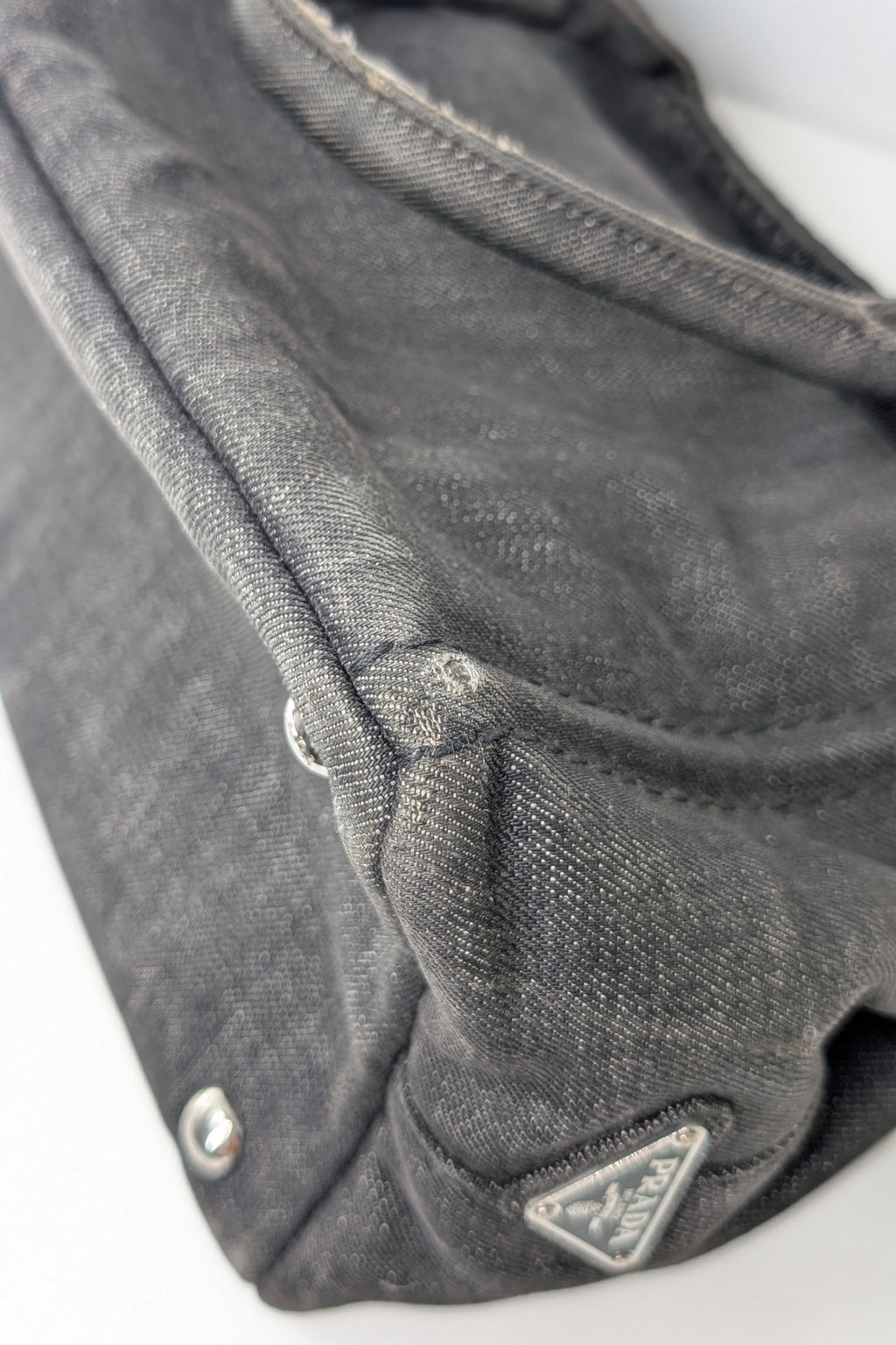Prada Canapa Small Tote Bag aus anthrazitfarbenem Denim