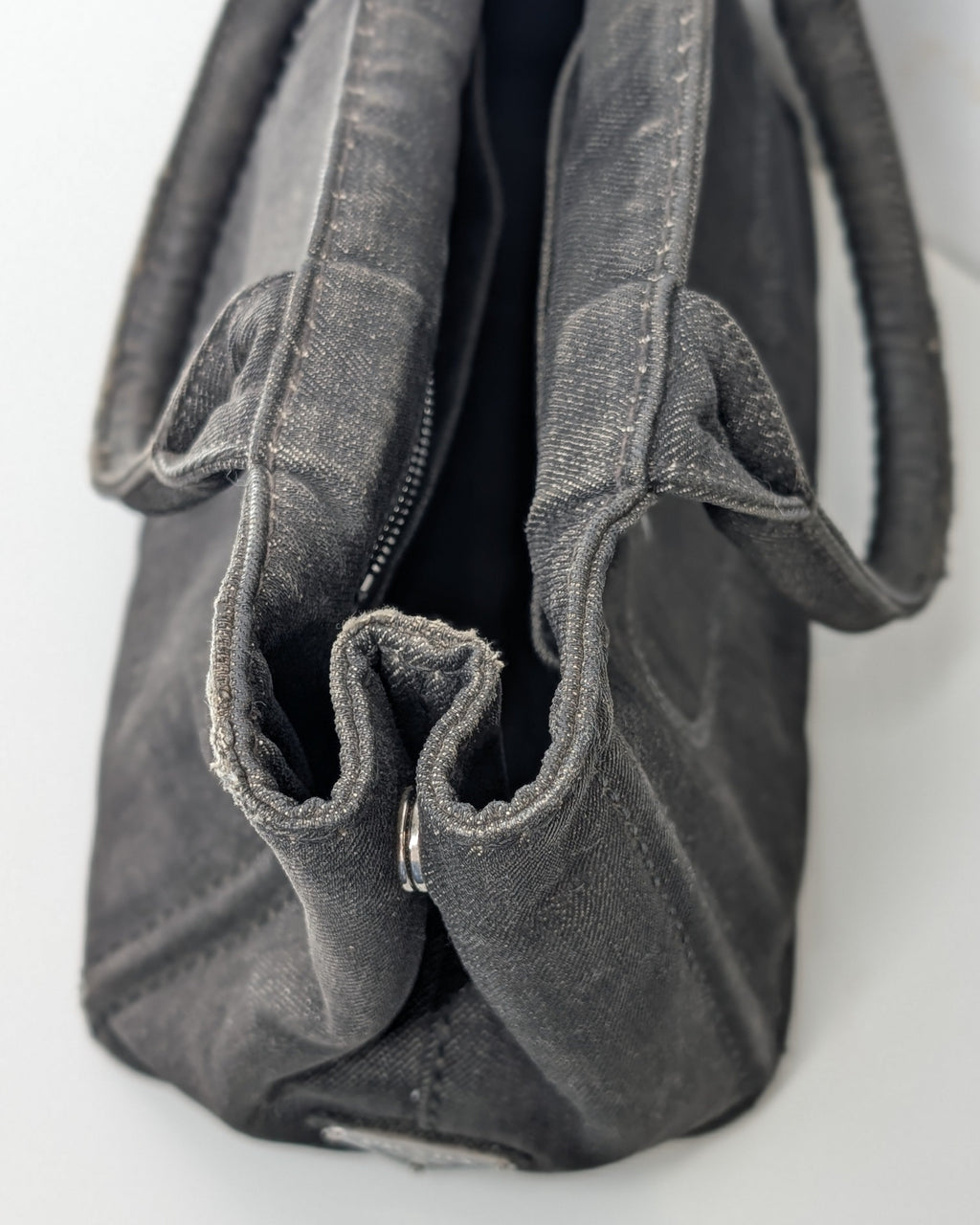Prada Canapa Small Tote Bag aus anthrazitfarbenem Denim