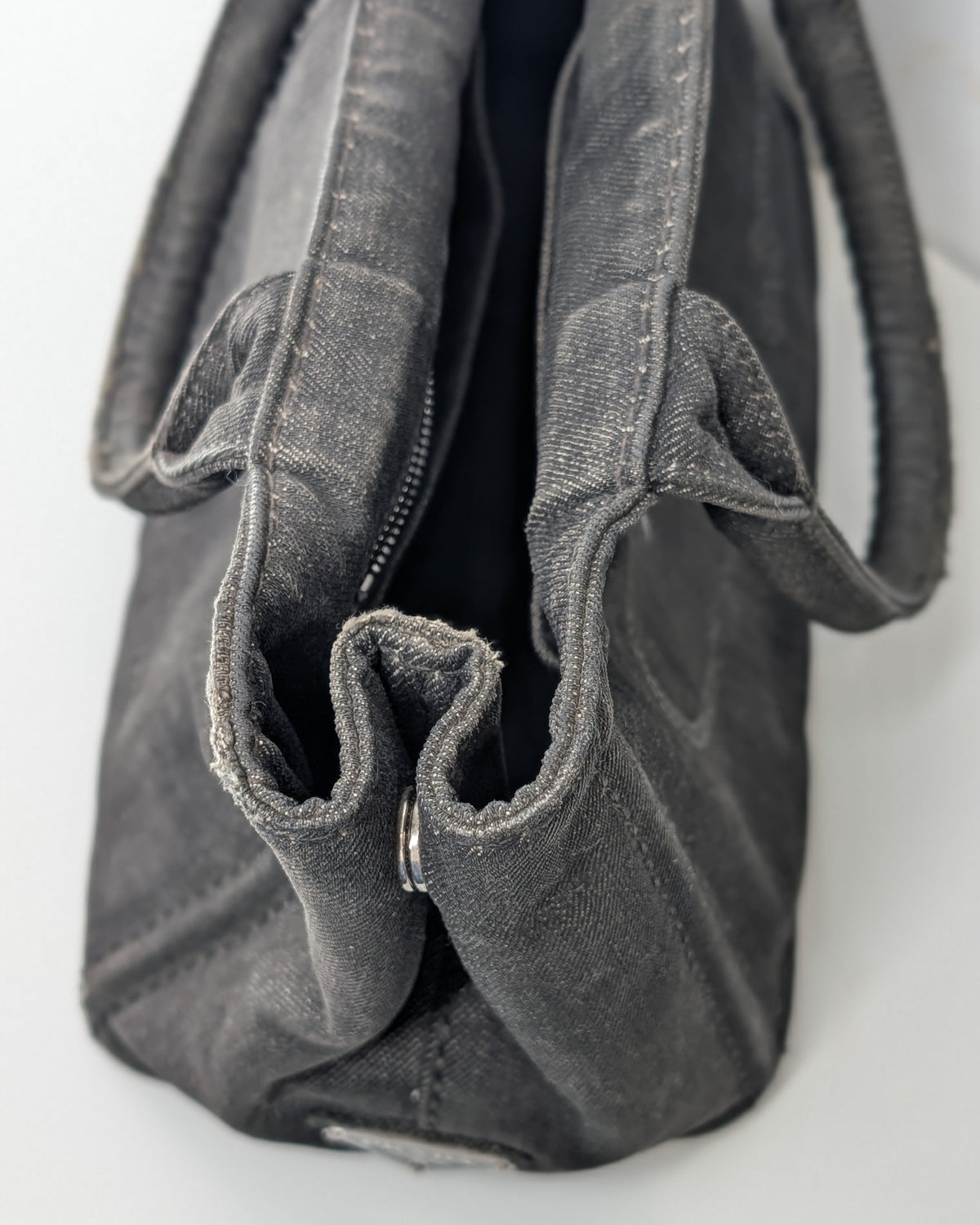 Prada Canapa Small Tote Bag aus anthrazitfarbenem Denim