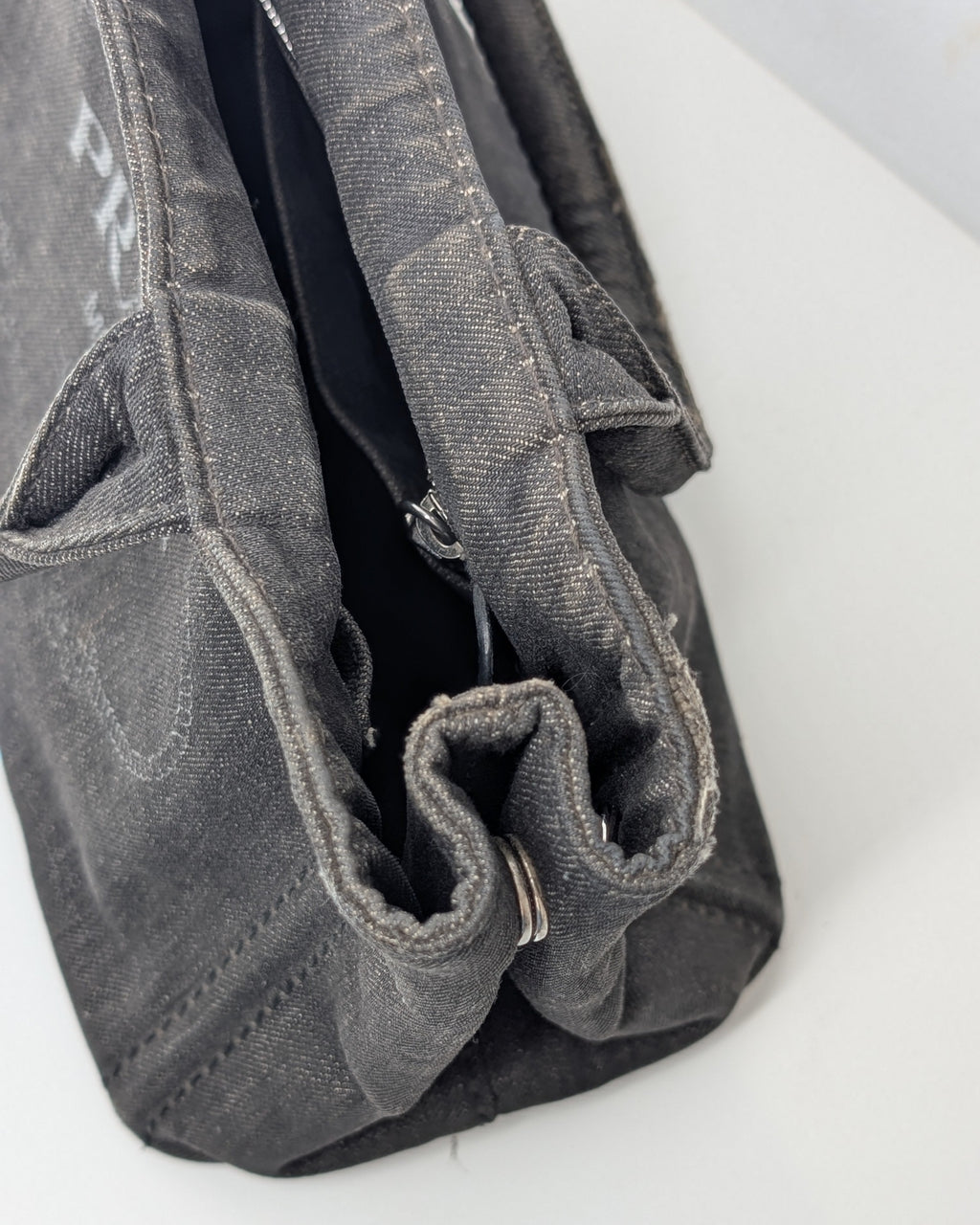 Prada Canapa Small Tote Bag aus anthrazitfarbenem Denim