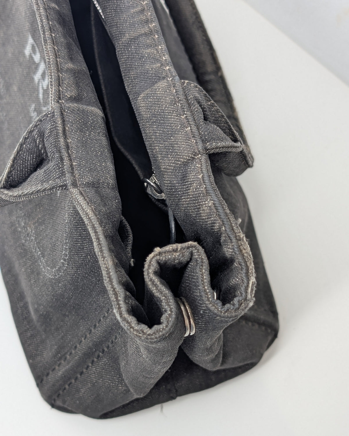 Prada Canapa Small Tote Bag aus anthrazitfarbenem Denim