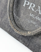 Prada Canapa Small Tote Bag aus anthrazitfarbenem Denim
