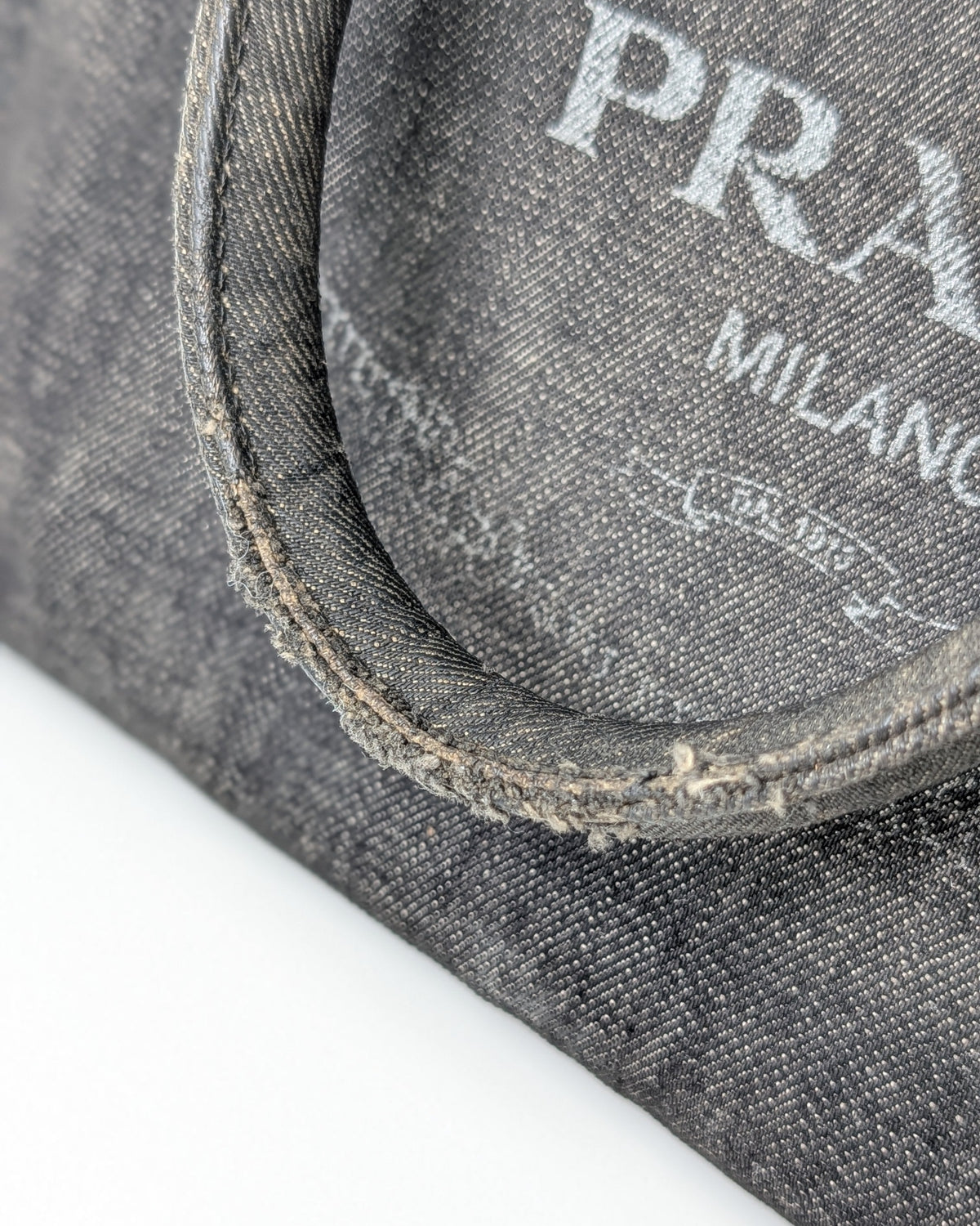 Prada Canapa Small Tote Bag aus anthrazitfarbenem Denim