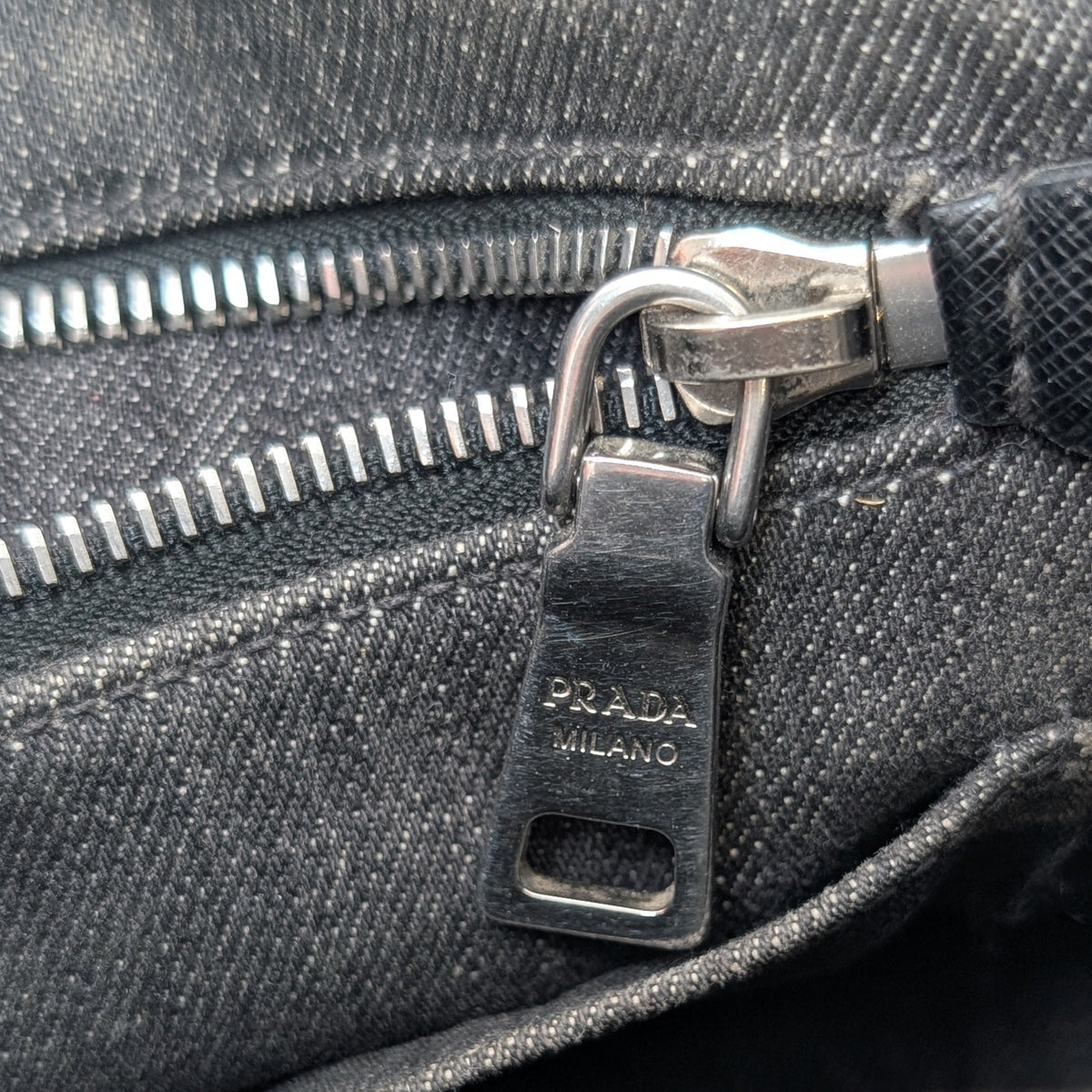 Prada Canapa Small Tote Bag aus anthrazitfarbenem Denim