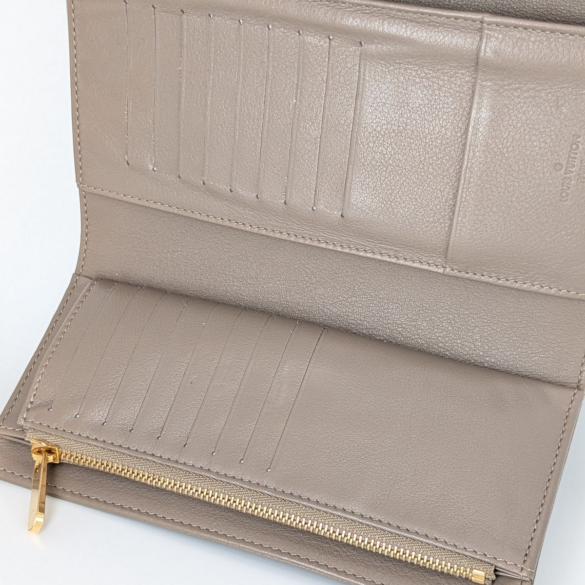 Louis Vuitton Amelia Wallet Mahina Leder Taupe