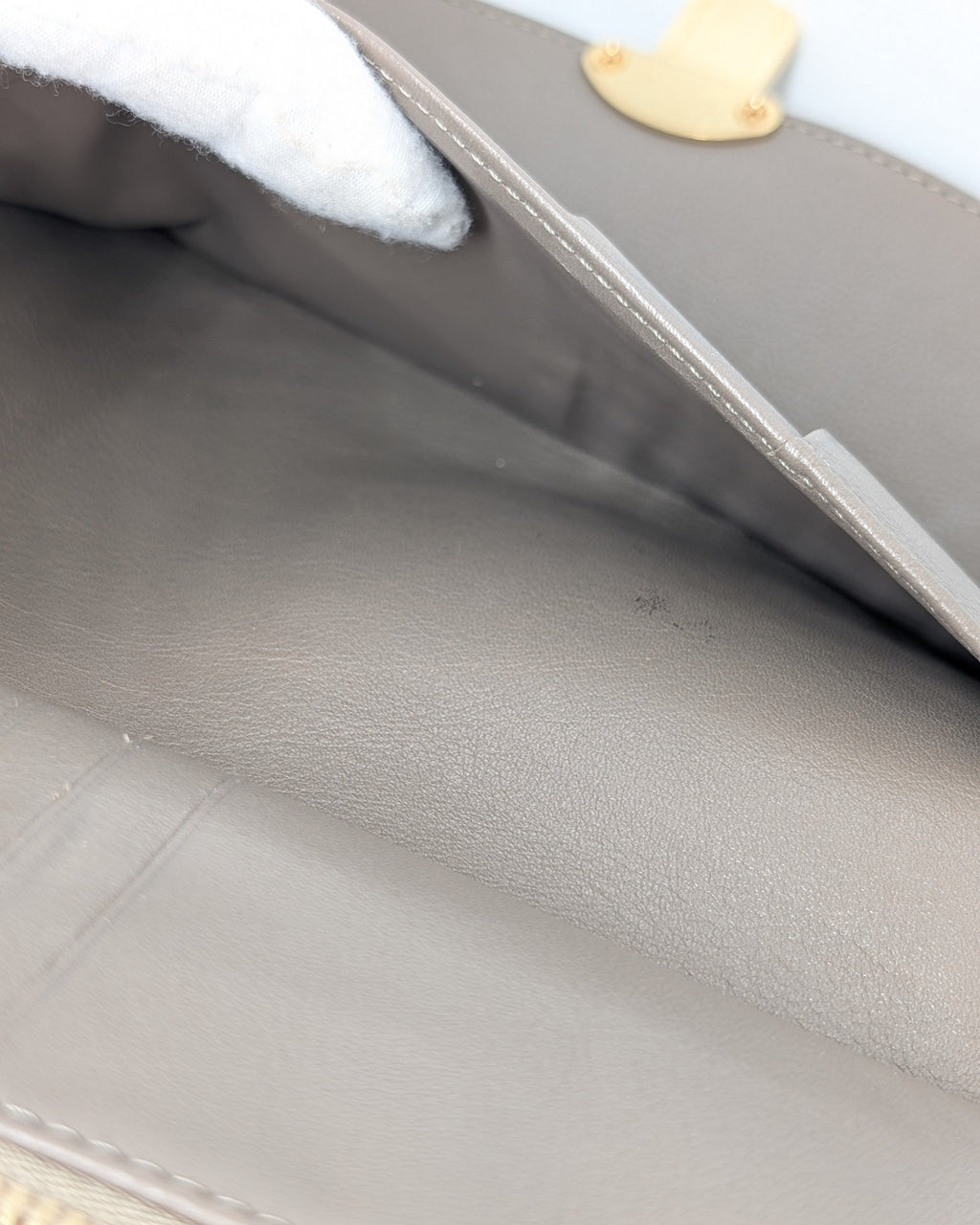 Louis Vuitton Amelia Wallet Mahina Leder Taupe