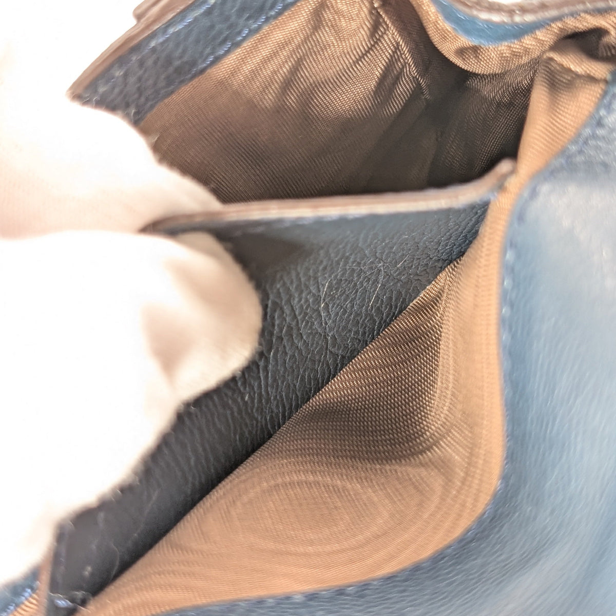 Chloé Mini Elsie Crossbody Bag aus blauem Leder