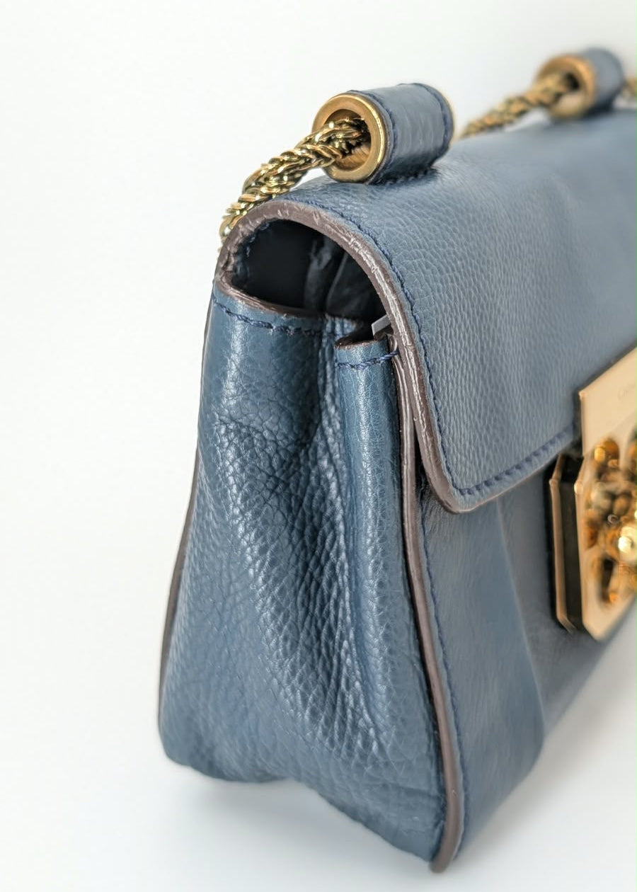 Chloé Mini Elsie Crossbody Bag aus blauem Leder