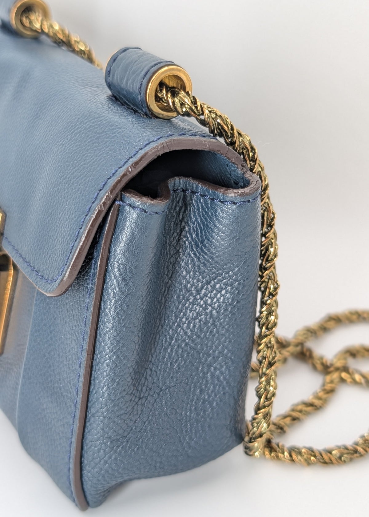 Chloé Mini Elsie Crossbody Bag aus blauem Leder