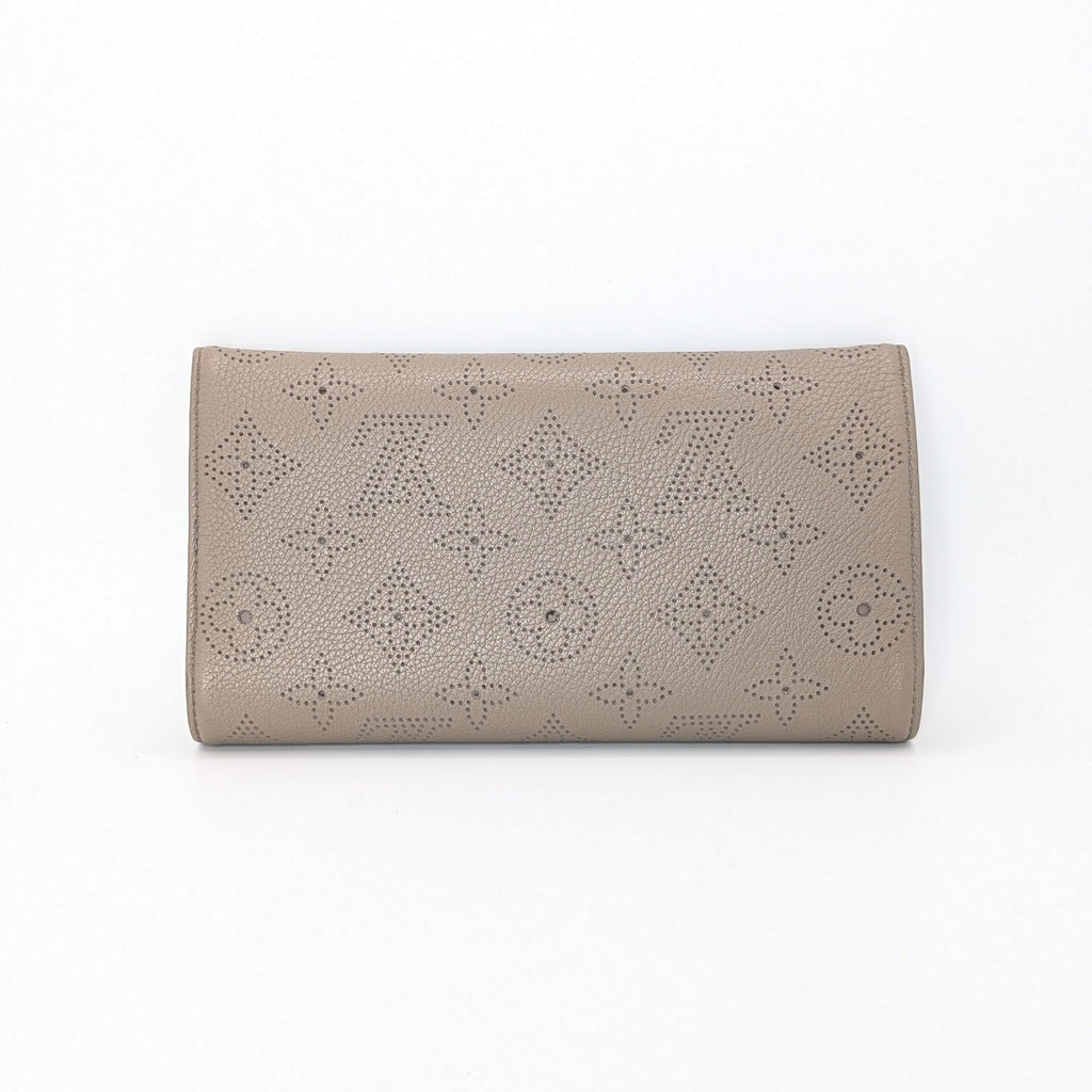 Louis Vuitton Amelia Wallet Mahina Leder Taupe