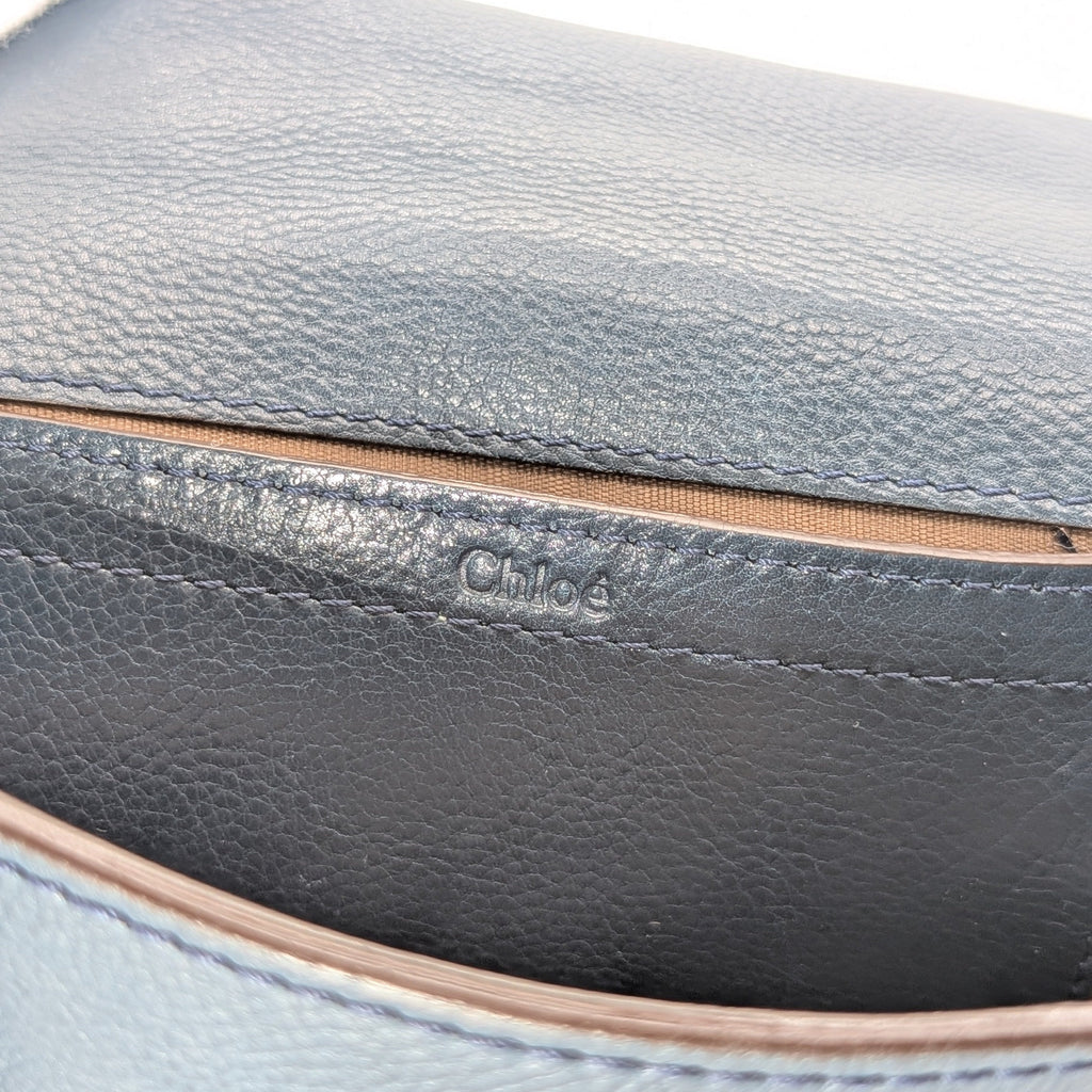 Chloé Mini Elsie Crossbody Bag aus blauem Leder