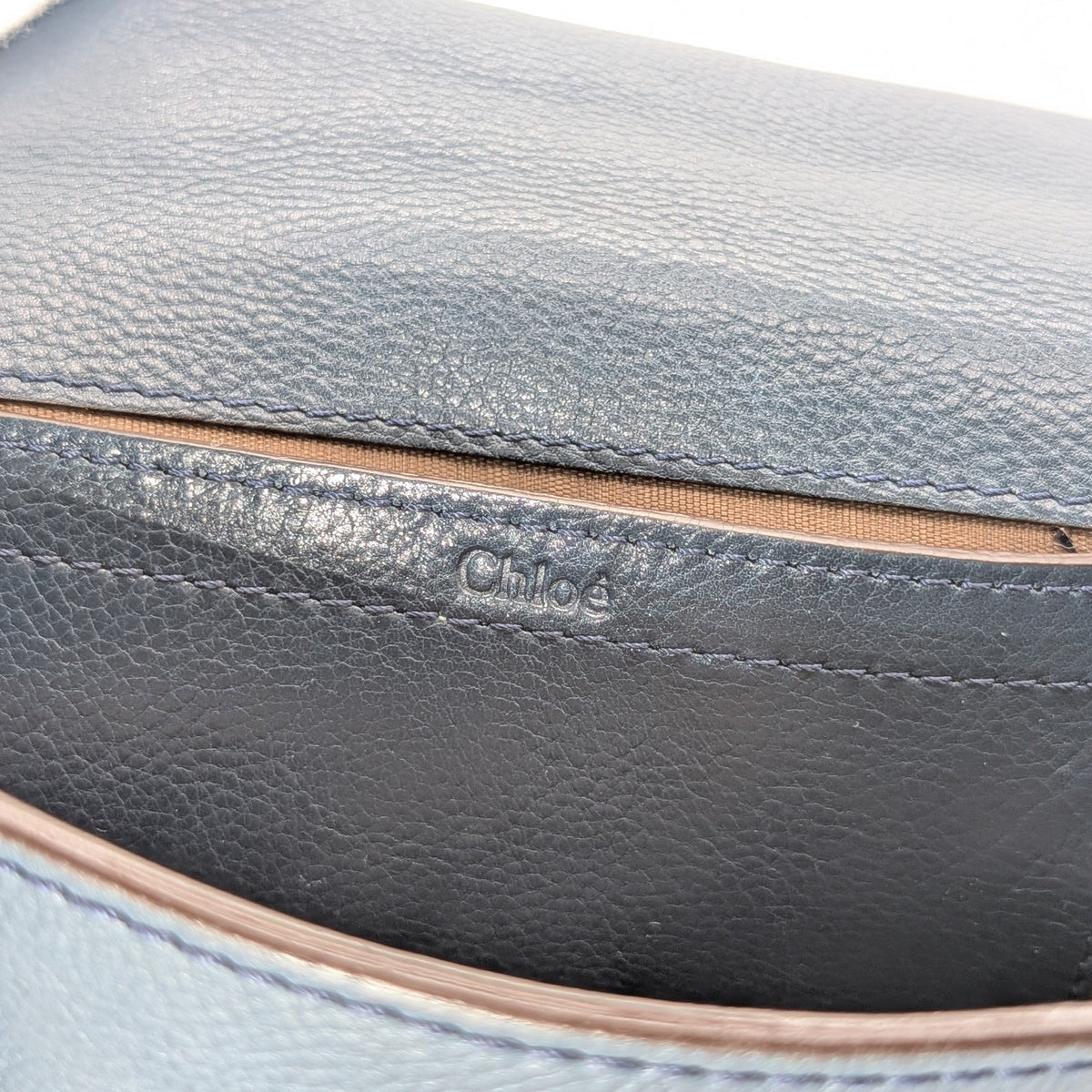 Chloé Mini Elsie Crossbody Bag aus blauem Leder