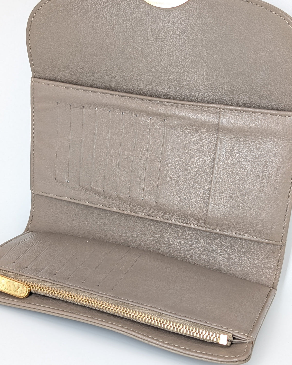 Louis Vuitton Amelia Wallet Mahina Leder Taupe