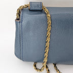 Chloé Mini Elsie Crossbody Bag aus blauem Leder