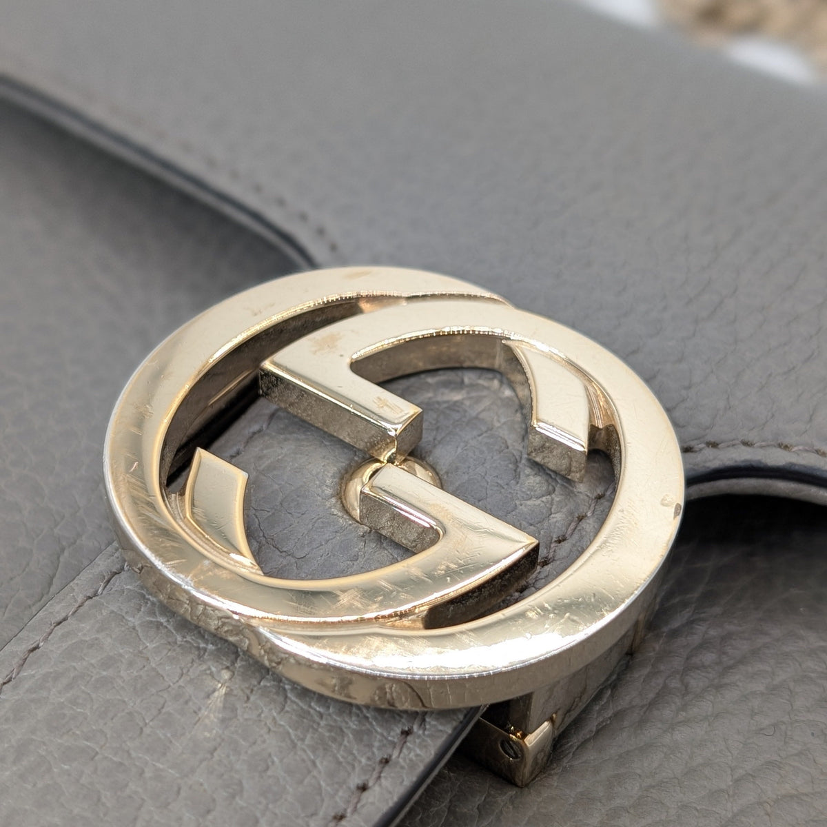 Gucci Interlocking G Small Shoulder Bag Leder Grau
