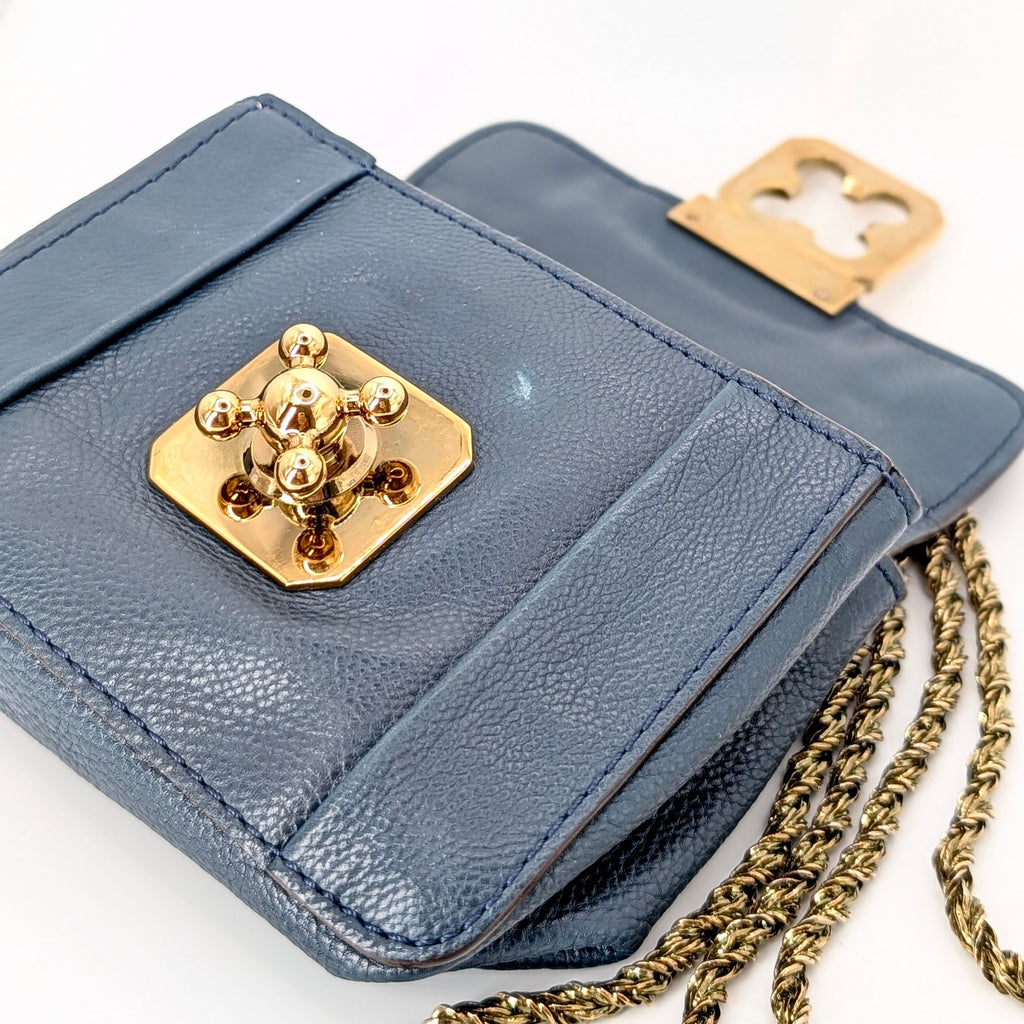 Chloé Mini Elsie Crossbody Bag aus blauem Leder