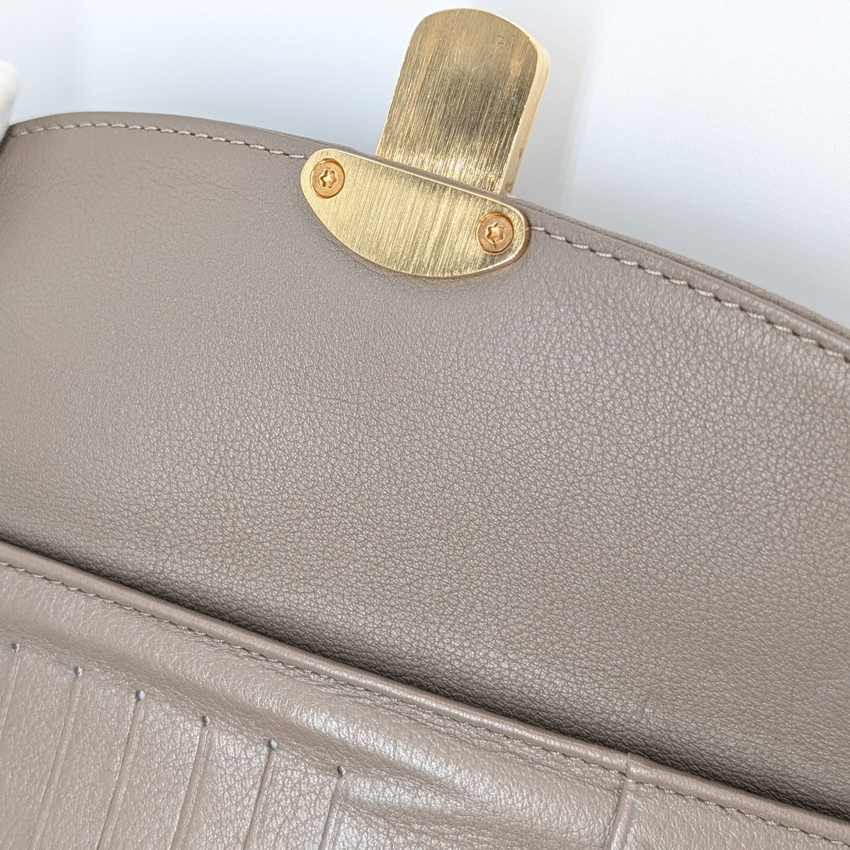 Louis Vuitton Amelia Wallet Mahina Leder Taupe
