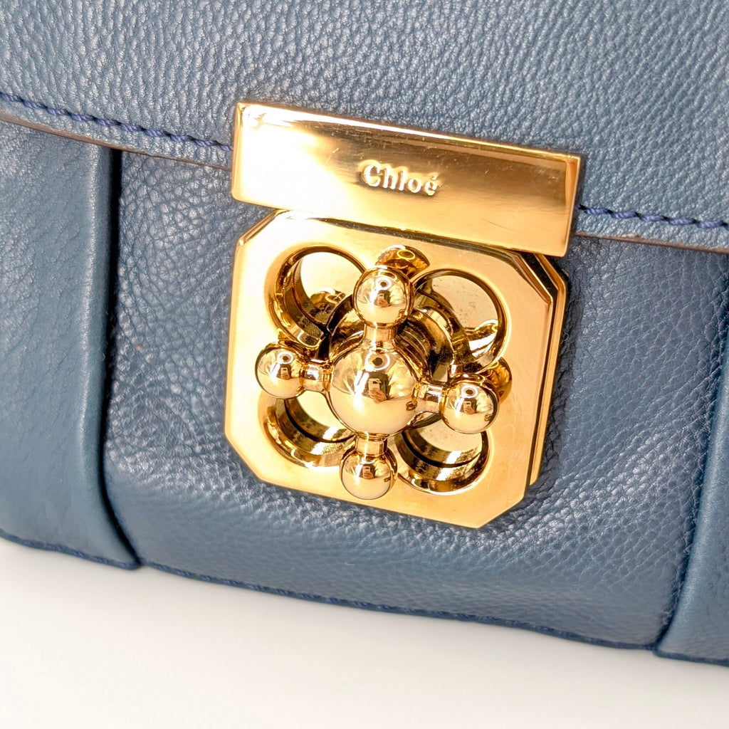 Chloé Mini Elsie Crossbody Bag aus blauem Leder
