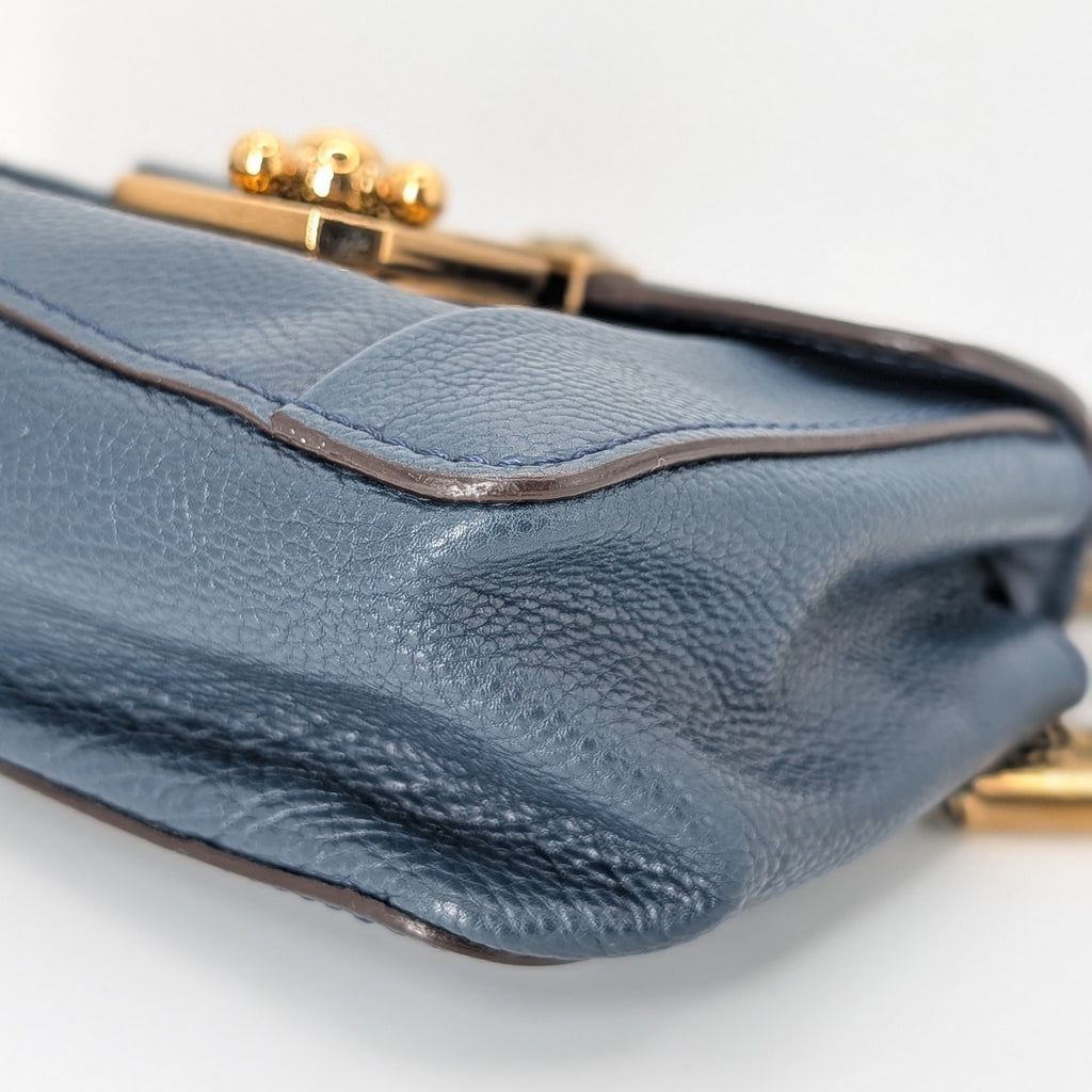 Chloé Mini Elsie Crossbody Bag aus blauem Leder